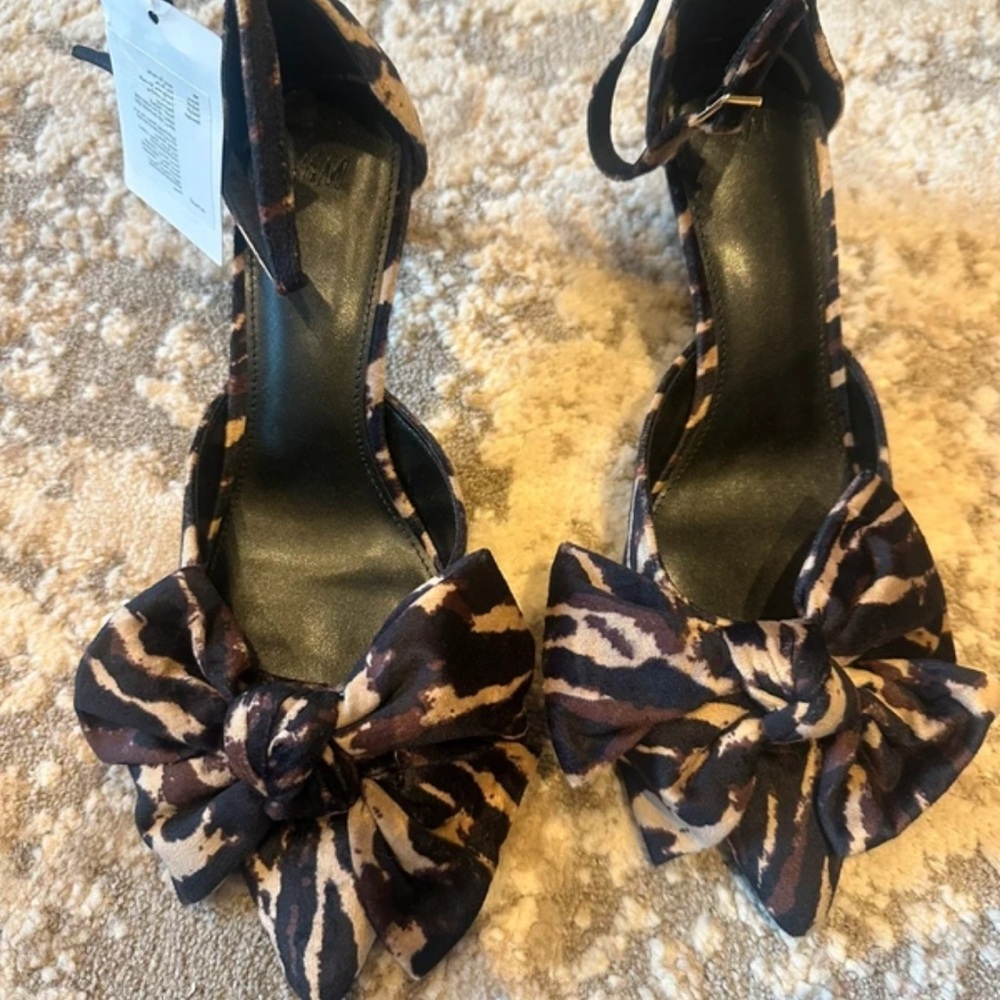 Elegant Animal Print Bow Heels